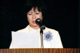 村方さんの写真 原稿を読み上げているところ